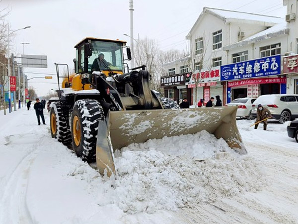 除雪保畅，尊龙凯时铁肩道义勇担重任！